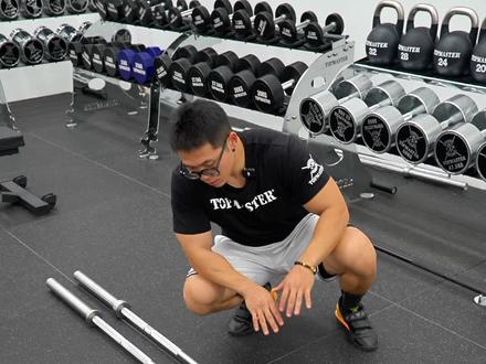 TOPMASTER杠铃杆区分 一句话总结:三项杆是力量举的"专才",CF杆是综合训练的"全才"。
下面是它们的主要区别:
• 设计侧重不同
◦ 三项杆:为力量举三大项(深蹲、卧推、硬拉)设计,追求极致的刚性和稳定性。它的杆身相对更硬,弹性小,能保证大重量下的绝对安全。
◦ CF杆:为高强度功能性训练设计,需要兼顾多种动作。它的杆身有一定弹性,能更好地吸收爆发力带来的冲击,保护关节。
• 转动性能不同
◦ 三项杆:轴承或铜套设计比较"紧实",转动阻力稍大。这是为了在大重量卧推和硬拉时,防止杠铃片转得太快,影响稳定性。
◦ CF杆:对顺滑度要求极高,通常采用优质轴承,转动非常灵活。这能保证在抓举、高翻等快速动作中,杆身和重量能顺畅地同步运动。
• 外观细节不同
◦ 三项杆:一般只有一根中间的防滑滚花,方便卧推时双手抓握。
◦ CF杆:除了中间的主滚花,两端还会有额外的副滚花,方便做引体向上等需要将脚勾在杆上的动作。
总的来说,如果你主要在健身房练力量举,追求大重量,那三项杆是更好的选择。如果你喜欢CrossFit那种多样化、高强度的训练,那CF杆的全面性能会更适合你。#健身 #健身器材 #好物推荐🔥 #居家锻炼 #TOPMASTER @抖音电商 @抖音小助手 @抖音热点
