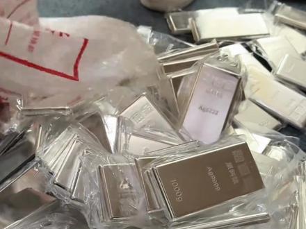 国投瑞银白银LOF单日下跌31.5%,基金公司称对基金资产进行了估值调整,投资者质疑“为什么交易结束才调整估值?”,国投瑞银回应:为避免引发恐慌引发挤兑#白银 (编辑:小晨)