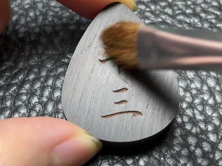 我给你的备注是十三。比朋友多一点,比恋人多一点,比家人多一点,十三的含义是偏爱。#手艺人 #表白 #礼物