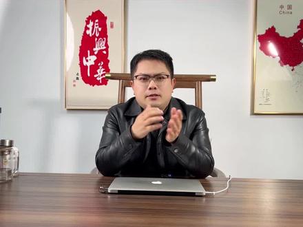 光刻胶企业推介:彤程新材 彤程新材是一家拥有高端光刻胶研发及生产能力的公司,并且拥有全国唯一一台荷兰阿斯麦曝光机。2023年,公司投资12.5亿人民币建设两个光刻胶生产项目,预计未来产能将放大1倍左右。同时,公司的存货增长也反映了管理层的主动扩大生产。虽然目前公司的历史净利润已连续两年下降,但今年第三季度净利润已超过去年,并且公司还有两个在建项目预计投资总额为12.54亿元。预计公司明年净利润将出现增长,甚至创出历史新高。#彤程新材 #光刻胶 #科技 #半导体 #光刻机 @老陆@微艾诺半导体 @老陆@陶瓷圈 @老陆@传感器 @抖音小助手