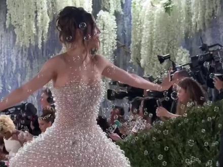 谷爱凌穿了件会吹泡泡的裙子🫧 本次 Met Gala 不乏一些高分选手。
谷爱凌这件由 Iris van Herpen 定制的泡泡裙或许是本届最佳着装之一,不仅裙子本身是由“透明泡泡”组成,还是个会吹泡泡的艺术装置,既切题(本次 Met Gala 主题为“Fashion is Art”)又有话题。
卡戴珊一家 Kim Kardashian、Kendall Jenner、Kylie Jenner 似乎提前对了“Dress Code”,虽然战袍都来自不同品牌,但风格出奇一致。
包括 Hailey Bieber 的 Saint Laurent 特别定制礼裙在内,和卡戴珊们一样,都是胸甲雕塑+长裙的组合。Hailey 上半身的这件胸甲尤其重磅,由24K纯金打造,整套造型则是致敬了品牌1969年秋冬高定系列中与雕塑家 Claude Lalanne 的合作作品。
匠妹 Sabrina Capenter 这身 Dior 特别定制也很有意思,细看礼裙本身是由电影胶卷制成,致敬了奥黛丽·赫本1954年的电影作品《龙凤配》。
水果姐 Katy Perry 这件面具礼裙则完全演“i人社交能量耗尽时刻”,戴上面具就可以避免交流,她还特地打开面具和大家 Say hi,非常小品的一幕。
以及 Beyonce、Madonna,天后们都盛装出席本届 Met Gala,造型都很瞩目、很占地。麦奶这身头顶帆船的 Saint Laurent,甚至配了好几个侍女专门负责拎大裙摆……
#metgala #谷爱凌 #卡戴珊 #麦当娜