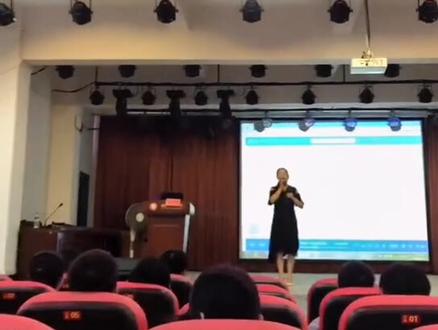 演讲之余来首《又见炊烟》,三中语文老师中唱歌最好听的!若不是生活所迫,谁愿意一身才华😜😝🤩#开学 #培训