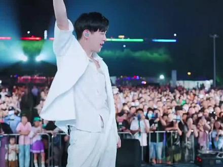 @金美希新歌《叹我这一生》已上线 @八同 🐲首创新歌《吻》已全网上线 #唐艺大舞台 #完美组合 最后那句谢谢配合的简直太默契了