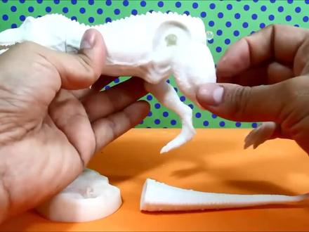 卡通恐龙角鼻龙条纹涂色小游戏