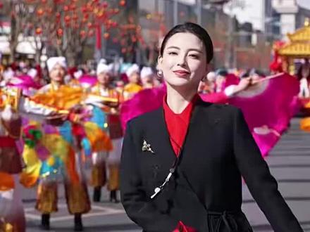 米脂佳人气韵扬,
梦瑶旗鼓压群芳。
身携黄土灵秀气,
一舞春风十里香。
#米脂秧歌队(领队高梦瑶)