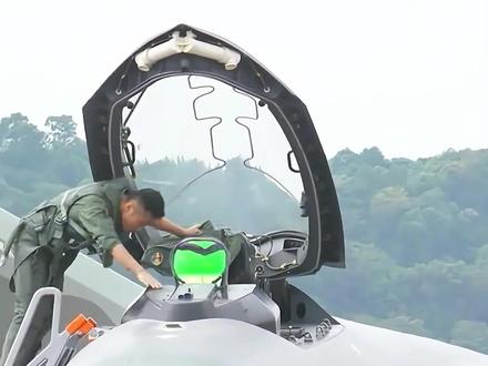 歼20的HUD抬头显示器 #军事科普