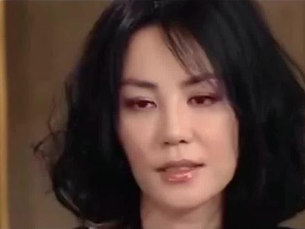 2010年,王菲给李健打去电话:“我想在春晚唱你的《传奇》,可以吗?”李健爽快回应:“随便唱。”可没过多久,王菲就被告上法庭,索赔350万——不仅王菲傻了眼,连李健也懵了,最终王菲只赔偿了2250元。#王菲 #李健 #传奇