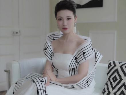 这次我做了一个浪漫的决定,将我的代表作《春天的芭蕾》的乐谱,变成了我的礼服。感谢@劳伦斯.许 老师!我们希望能用这身“会唱歌的礼服”和我的歌声,把东方的浪漫与自信传递#戛纳电影节红毯 #春天的芭蕾