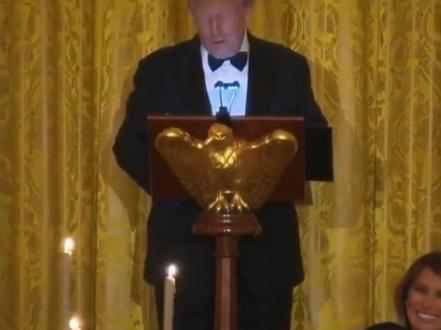 C罗出席白宫为沙特王储举行的晚宴,乔治娜陪同,特朗普表示我儿子是C罗铁杆
我介绍他们认识,他现在更尊重我了(编辑:QWE)#C罗 #特朗普