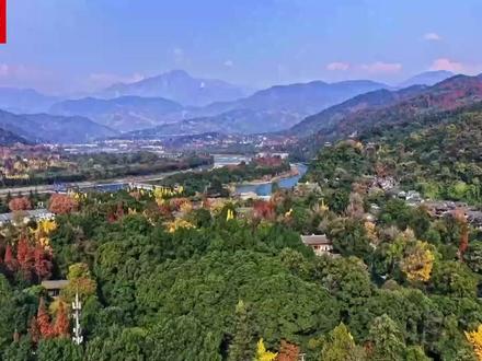 #习近平介绍都江堰历史和意义 【独家视频 | #习近平同马克龙在成都友好交流 】12月5日,国家主席习近平在四川省成都市都江堰同法国总统马克龙进行友好交流。
初冬的都江堰,苍山掩翠。马克龙夫妇抵达时,受到习近平和彭丽媛热情迎接。两国元首夫妇沿堰功道边走边谈。习近平介绍都江堰历史和意义,指出都江堰水利工程是全世界迄今唯一仍在使用的古代水利工程,也是人类与自然和谐共生最早的成功实践之一,修建过程充分反映了中华民族自强不息、不畏艰难、勇于开拓的精神。两国元首夫妇落座怀古亭,临水品茗,纵论天下。#中法元首夫妇边走边谈 (来源:央视新闻)