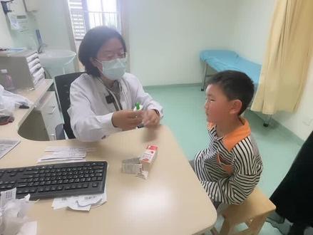 鼻炎药的正确用法!你用对了嘛!#鼻炎#儿童过敏性鼻炎 滕医生今日门诊,教小朋友怎么正确喷鼻炎药!