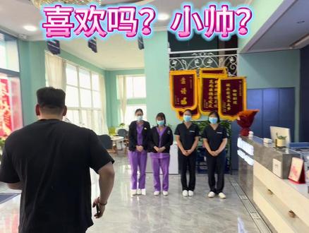 那一瞬间我兄弟感觉自己老有魅力了#愚人节最新整蛊方式 #尴尬时刻 #一定看到最后#最佳损友