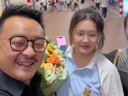 女儿高考三天结束,第一时间去接她,心情紧张而激动。第一次录拍,不一定拍得好,但很纪念意义。#高考后的第一件事你想做什么 #高考结束后的温情瞬间 #高考结束那晚你是如何度过的 #保持热爱奔赴山海 #热门