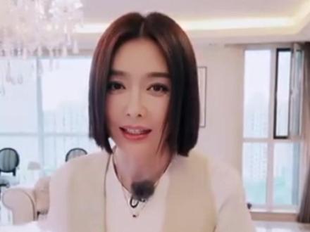 秦岚出场自带电音效果,笑不活了。#秦岚#花儿与少年丝路季