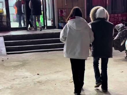 网恋奔现河北精神小妹,被河北精神小妹崩老头……