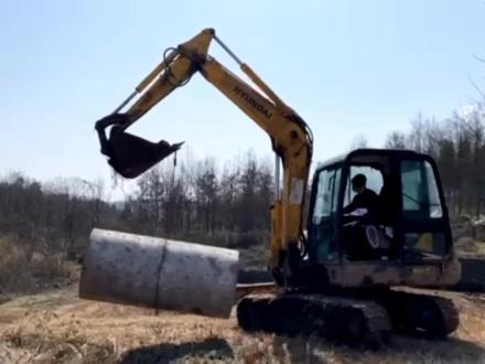农场中正在修建农家乐,当地老人说有一口古井里面的水居然是甜的,但是常年失修已经垮掉了,今天我们就来把古井翻新出来,我倒要尝尝这水质是不是甜的#我的乡村生活 #新农人计划 #农村 #三农 #振兴乡村 #农业 #田园生活 @抖音小助手