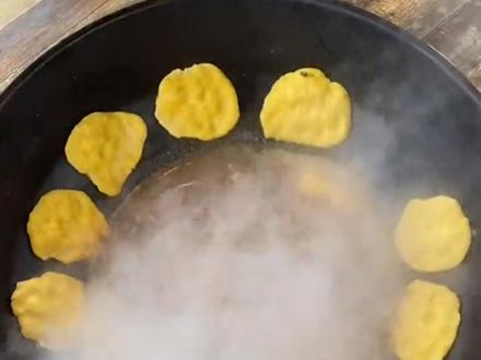 玉米饼锅贴教程来了,在家自己做吧。#农村美食 #新农人计划