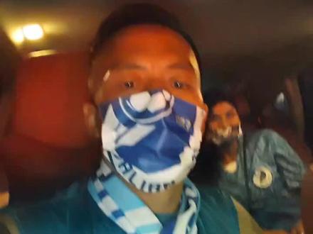 跟体能教练艾里克斯夫人一路返回,她为人热情风趣,@Everton Santos 埃弗顿 也是你的好朋友。就是大连话还得学习学习,我也得加强英语了!我会八国语言哈哈哈!#大连人职业足球俱乐部