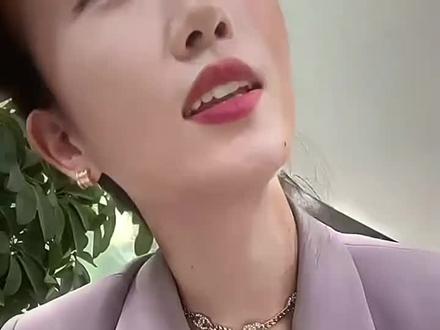 女大三抱金砖!