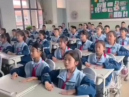 盘点小学生随地合唱的《孤勇者》火到现在不曾降热度,不用说这里面肯定有你的孩子 #小学生合唱孤勇者 #盘点系列
