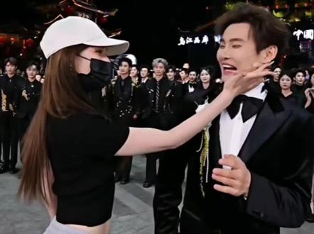 #龙浩天 #龙浩天瑶瑶 #情侣舞蹈 #troublemaker #撩他 瑶瑶跟队长跳情侣舞蹈,把队长撩的不行了,都不知道怎么跳了,队长又幸福了,这个情侣舞蹈太甜了太好嗑了,队长你下次撩回去,不要怂霸道一点@龙浩天🐲(酉阳桃花源摆手堂直播) @龙浩天🐲(pk这块还得是梅尼耶) @AI瑶瑶☀️ @瑶瑶小撑腰☀️