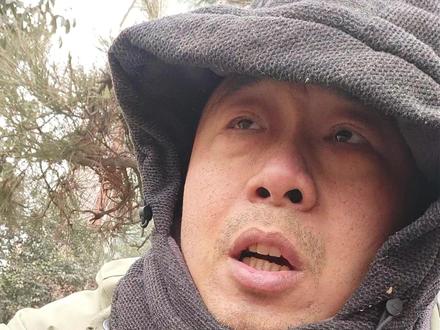 老兵爹说实在话!江苏 12 岁女孩的事戳痛家长,育儿别内卷 当过兵的都懂 “量力而行”,江苏 12 岁女孩的事,让我这个老兵爹夜里都睡不着觉。
一个鲜活的孩子,就因为学习压力选择离开,想想她当时的无助和绝望,心里像被钝刀子割一样疼。
咱退伍老兵过日子认实在,普通家庭没那么多资源,没必要逼着孩子跟博士、高管家的娃比成绩。补课费得精打细算,咱拼尽全力给的,未必是孩子真正需要的。
很多家长总说 “为你好”,却悄悄把孩子逼到了绝境。咱自己这辈子普普通通,从没当过人中龙凤,凭啥要求孩子必须拔尖?
孩子是咱身上掉下来的肉,再普通也得护着。咱当兵时受过的苦、挨过的否定,别让孩子再尝一遍。
成绩再好,不如孩子健健康康、开开心心活着。允许孩子普通,接纳他的平凡,难的时候拉他一把 —— 这才是咱老兵爹能给孩子的最足底气,也是为人父母的本分。#老兵说事 #时事热点 #正能量 #拒绝鸡娃 #接纳孩子的不完美