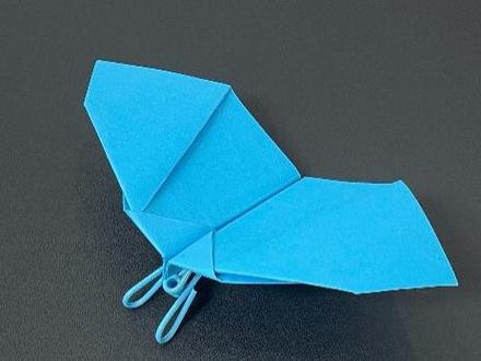 快到万圣节了,提前给小孩子们准备捣乱的仿生蝙蝠纸飞机,不给糖就捣乱#纸飞机 #创作灵感 #万圣节 #亲子手工 #动手能力培养