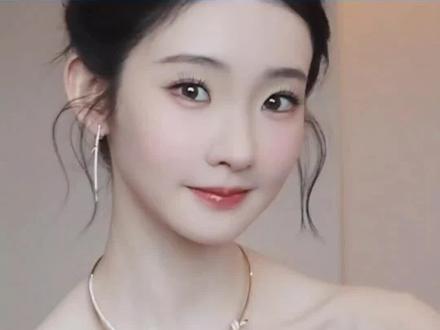 张艺凡穿着孩子的纯真走上红毯
#张艺凡#红毯