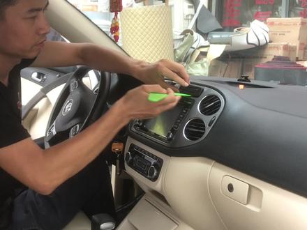 大众途观中控面板拆卸步骤