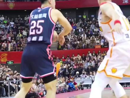 广东豪取五连胜!萨林杰狂砍32+11,徐杰20+4,杜锋军训 CBA常规赛第五轮全面开战。已经豪取四连胜,保持赛季不败的广东宏远客场挑战同省兄弟球队广州男篮,最终广东以93-85击败广州,取得五连胜,继续保持不败金身。数据方面,萨林杰狂砍32分11篮板1助攻,徐杰20分4助攻4抢断,萨姆纳18分4篮板4助攻,奎因9分3助攻2篮板。广州方面,威金顿20分11助攻8篮板,徐昕7分5篮板2助攻,霍乐迪18分,刘颜成14分。