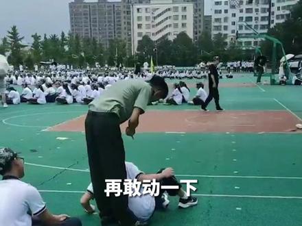 #浙江温州 中学生军训疑被教官强行剪头发,学校:军训前已通知学生头发不能过长,在家长同意下剪掉一点。
