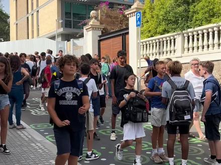 美国学校衣着随便,之前的欧洲学校必须校服