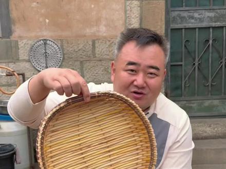 村里的老人手真巧 这么好的弯篦子真是工艺品