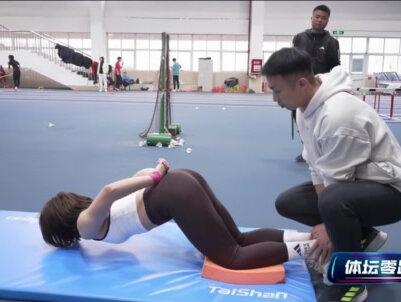 吴艳妮的核心力量有多强?来看这招“天花板级别”的操作:助教压住双脚,她双手背后,直接完成高难度滚腹轮动作,稳稳下压、缓慢回位,力量与控制力拉满!#追光的你 @央视网体育