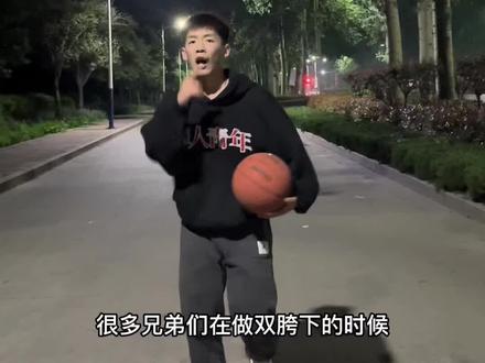 低重心的双跨下更能体现您那雷厉风行的突破#你好篮球少年