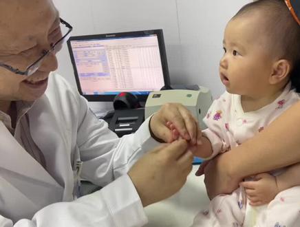 这个医生爷爷太厉害,抽血都没哭,棒棒的😄哄娃好厉害#好委屈但是好可爱 #勇敢的宝宝 #来自妈妈的拍摄 #原谅我不厚道的笑了 #打针不哭的宝贝