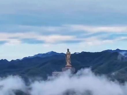 你见过有七十层楼那么高的佛像吗?那就是位于河南省鲁山县的中原大佛,花费12亿历时12年建造而成,大佛总高208米,佛身净高108米。比美国自由女神像高115米,比海南海上观音高100米。被吉尼斯世界纪录认证:世界最高的铜铸立佛。#旅行推荐官 #心诚则灵 #河南美好推荐官 #中原大佛 #秀出家乡美