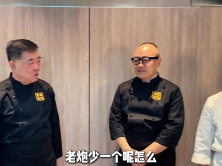 年味,是从腊八这天封存的一罐腊八蒜开始的。 泡上一罐腊八蒜,等待它由白变绿,年也就来了。
#鲁菜 #鲁菜老炮 #腊八蒜 #腊八 #随拍