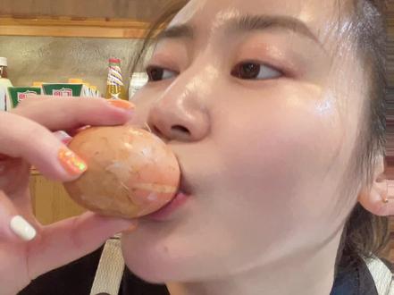 活珠子中含有丰富的蛋白质,氨基酸,维生素,矿物质等可以补充人体所需的各种营养物质,还具有一定的保肝、保护视力的作用,对于女性来说还可以预防骨质疏松~等等~等等~嗯好处还挺多##老板娘日常 #艾特你的饭搭子请你吃 #抖音团购优惠 #每天都是新鲜食材 #妈呀太香了