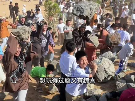 夫子山助力蒜农,游客和工作人员拿石头互砸,石块为泡沫道具,游客属自发参与沉浸式历史情景剧,结束后还送蒜薹#夫子山景区 #河南旅游 #景区人山人海 #旅行推荐官