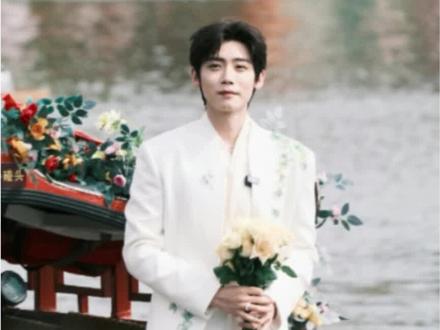 卿卿勇敢飞,卿菜永相随!!#李卿 #清明上河园 #一起走花路 #热门