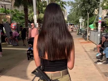 背着枪逛街,这才是真正的战斗民族吧 #以色列 #全民皆兵