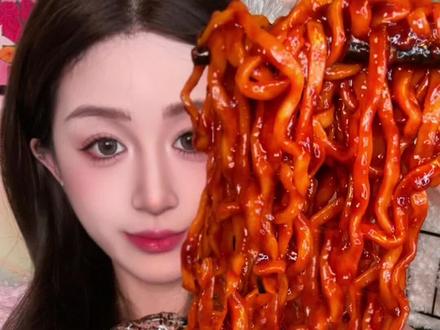 深夜放毒预警⚠️ 炫完爆辣火鸡面+虎皮凤爪竟幸福到原地起飞! 救命🆘 这口火鸡面裹鸡爪也太上头了吧!谁能拒绝“辣到嘶哈但根本停不下来”的快乐?评论区快来晒晒你的夜宵“作死”搭配!哈哈哈!#深夜偷吃 #妈呀太香了 #美食 #王小卤黑鸭虎皮凤爪 #杨幂同款王小卤