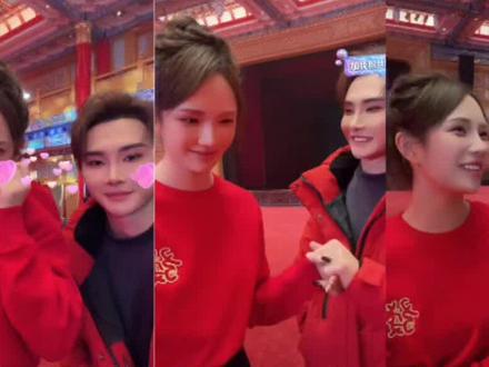 #瑶瑶小撑腰 #龙浩天 #跨年 #同框 #好幸福的画面 2025年跨年队长和瑶瑶也是一起跨的,虽然两人不是以恋人的方式一起跨的,但是能看到你们同框真的很开心,2024年两人在一起跨年的时候,队长说明年会拿更大的鲜花,对她说出心里最想的那句话,2025年两人发生了很多事情,经历了分手,所以这次跨年没有看到队长实现这个愿望,还是很遗憾的,队长在直播间给瑶瑶制造了一个惊喜,他是瑶瑶第一个16级灯牌,送出了宇宙之心,成为瑶瑶的第一个宇航员,真的很有心意,用心去守护她,2025年给瑶瑶的第一份礼物,还有一份礼物送去酒店了,队长真的很会,看到你们在直播间的互动,回忆就袭来了,想起你们以前在一起的美好,眼泪就掉下来了,希望你们在2026年都能越来越好,成为彼此更优秀的那个人,两人在顶峰相见,期待那个消息的到来@AI瑶瑶☀️ @瑶瑶小撑腰☀️ @龙浩天(生活号)