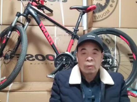 什么是齿比,及如何应用。
1,齿比,即前面牙盘的齿数与飞轮齿数的比列,用前牙盘的齿数除以飞轮的齿数得到的数值。
2,齿比越大,跑的越快,适合平路骑行。齿比越小,越省力适合爬坡。#让骑行成为一种生活 #爱生活爱骑行 #捷安特 #山地车