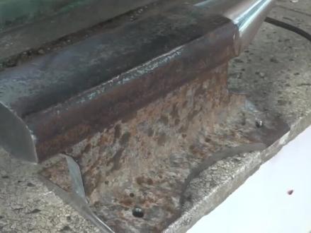 一节就铁轨改造一个小型铁砧,经常敲敲打打有了它就很方便了