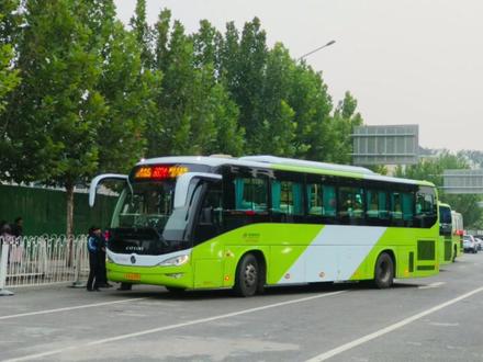 【新线开通,“老号”复活·919快的截线终兆】
为配合市郊铁路东北环线建设,自2025年10月25日(周六)首班车起,市郊铁路S2线运行区间由“黄土店站-延庆站/沙城站”调整为“南口站-延庆站/沙城站”,公交、铁路等部门将联动做好交通服务保障。
为方便乘客出行,将采取以下配套措施:公交部门将结合客流情况做好南口站周边公交接续服务,同时在早晚高峰时段加开880专(延庆火车站北广场→地铁朱辛庄站(朱辛庄公交场站→延庆火车站北广场))、919地铁接驳专线(体育场小区-地铁昌平西山口站),方便乘客快速换乘城市轨道交通。铁路部门将根据乘客出行需求,合理增加京张高铁延庆线及八达岭长城站的运力,乘客可乘坐接驳公交往返八达岭长城站和延庆站。
此线路最有意思的是,除了前三站外,走向和停靠站点均与919路快车一致。
本线路为早晚高峰运营,全线发车间隔约30分钟/趟
沿途设站:
延庆火车站北广场一地铁朱辛庄站方向:延庆火车站北广场、东杏园、东杏园南、东桑园、簸箕营、新宝庄路口、新宝庄、大浮坨、南口路口东、昌平西关环岛、地铁朱辛庄站。
朱辛庄公交场站一延庆火车站北广场方向:朱辛庄公交场站、昌平西关环岛西、南口路口北、大浮坨、新宝庄、新宝 庄路口、簸箕营、东桑园、东杏园南、东杏园、延庆火车站北广场。
营业时间:延庆火车站北广场(平日)6:45-8:15、
16:30-18: 00;朱辛庄公交场站(平日)
6:45-8:15、17: 00-18:30。
地铁朱辛庄站延庆火车站北广场(节假日)7:45-9:15、
16:30-18:00;朱辛庄公交场站(节假日)
号线/昌平线 7:45-9:15、17:00-18:30。
#北京 #北京公交 #北京公交880路专线 #新线开通 #老号复活 @DOU+上热门 @DOU+小助手