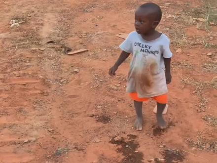 第110集 | 面粉今天穿着大拖鞋,就怕不小心踩到嘎嘎,嘎嘎是虫子的意思。
#非洲生活 #真实的非洲生活 #童小伦在非洲 #王大厨 #非洲十二少