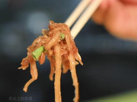 冀州焖饼是河北衡水的特色名吃,色泽黄亮,筋道松软,滋味香醇
这种普通得不能再普通的大众食品,在冀州却有着悠久的历史渊源,相传它起源于三国时期袁绍坐镇的冀州。#非遗 #河北美食 #衡水美食 #冀州 #冀州焖饼