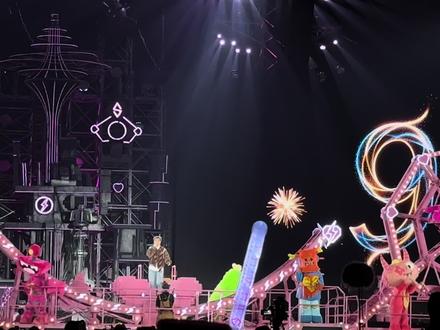 浪漫疯子汪苏泷!
跨年演唱会长达4分多钟的烟花秀,气氛拉满!
中间断了是因为我以为已经放了很久烟花了,应该没有…
结果…结果…结果居然还有这么久!
#汪苏泷 #汪苏泷跨年演唱会 #汪苏泷演唱会 #罗曼城 #烟花秀